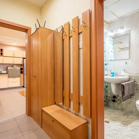 Spacious And Retreat Апартаменты София